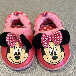 Minnie Mouse slippers size 7/8 toddler.